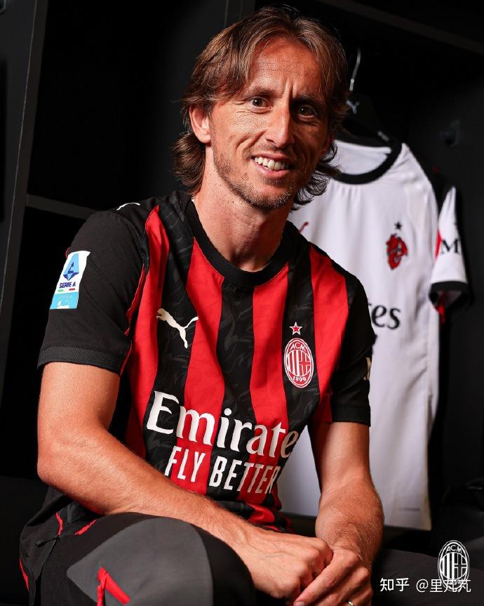 国足未来第一左后卫：华裔球星90万欧转会费登陆波兰联赛！