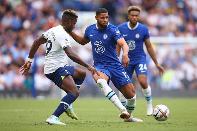 完成英格兰成年代表队首秀，夸安萨获赠纪念帽